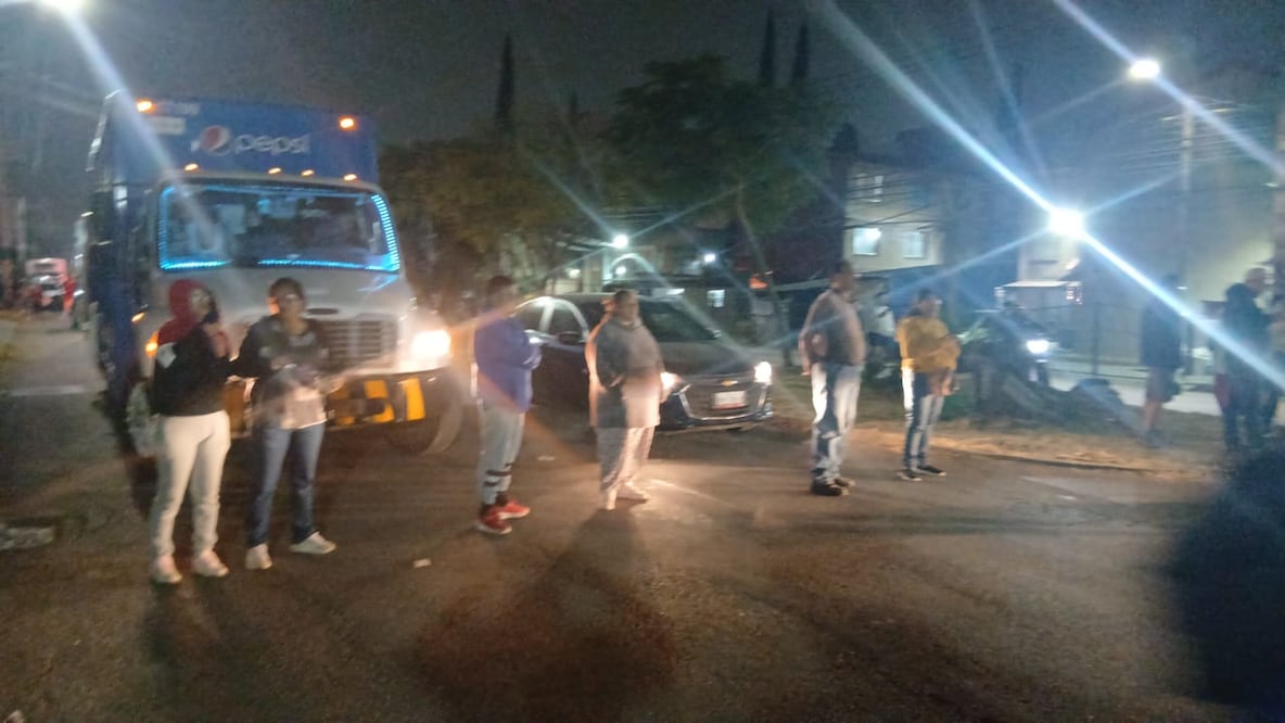 Alrededor de 80 habitantes de la colonia Misiones I, Cuautitlán, bloquean la calle Samuel Gutiérrez Barajas para exigir la reanudación del servicio de agua. Foto Especial
