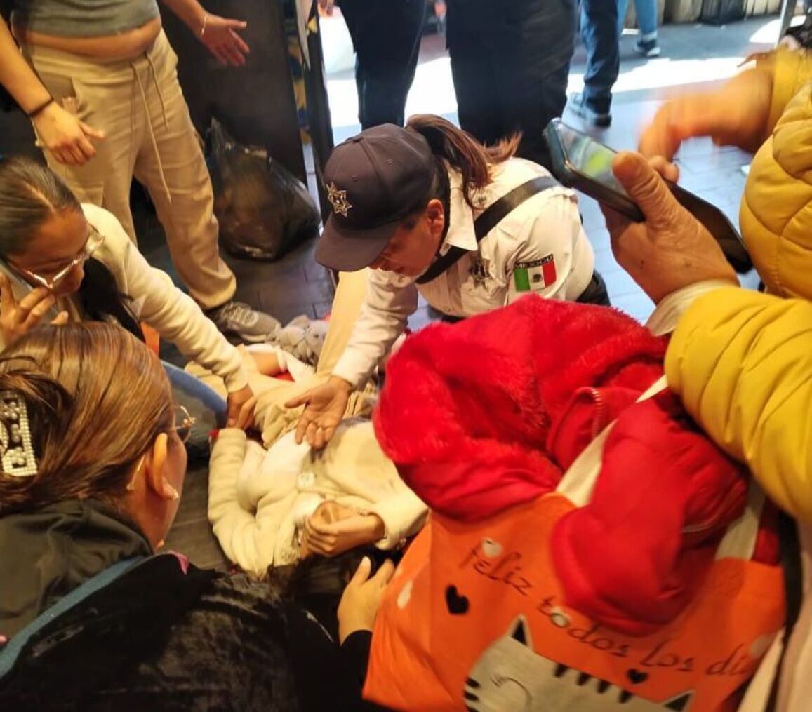 Menor de edad resulta herida de bala en tianguis de Naucalpan