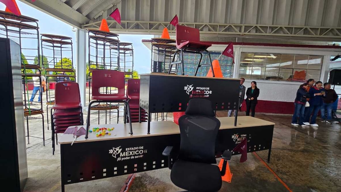 Tras su visita a la Escuela Primaria Cuauhtémoc en Xalatlaco y como parte de la estrategia, la mandataria dio inicio a la distribución oportuna de los libros de texto gratuitos. Foto: Alma Rodríguez/ El Universal