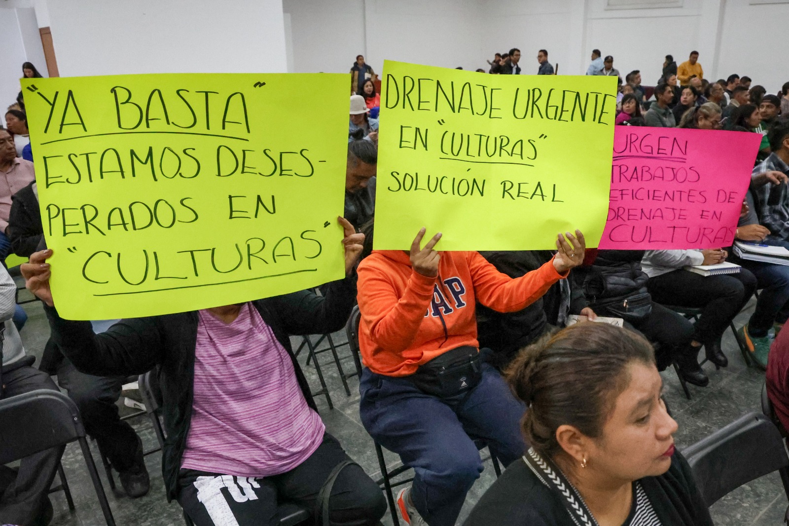 Con pancartas en mano exigen solución a la problemática que los afecta año con año, pese a las obras de mitigación de las autoridades. Foto Luis Camacho