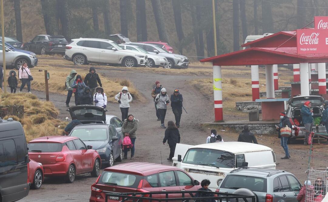 Cientos de personas continúan llegando al Xinantecátl para poder disfrutar de los paisajes y la nevada en la zona. Foto: Alejandro Vargas / El Universal Edomex
