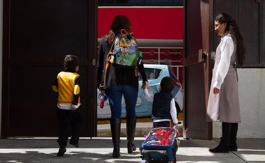 La revisión de pertenencias debe contar obligatoriamente con la presencia y consentimiento de padres, madres o tutores. Foto Alejandro Vargas / El Universal