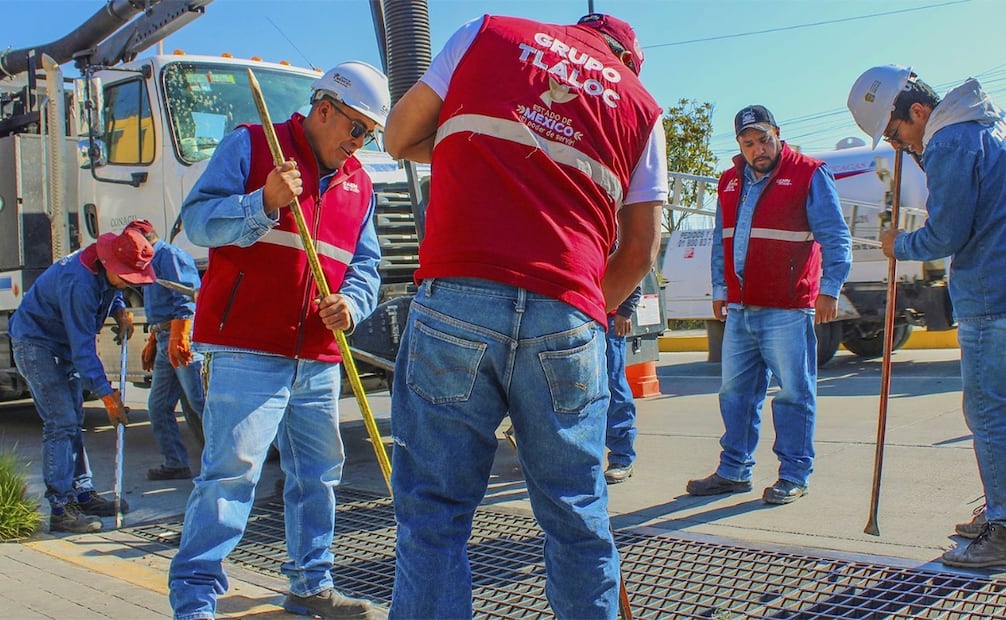 Brigadas de agua estatales retiraron 280 toneladas de basura sólida que obstruían las rejillas y tuberías del sistema de saneamiento. Foto Especial