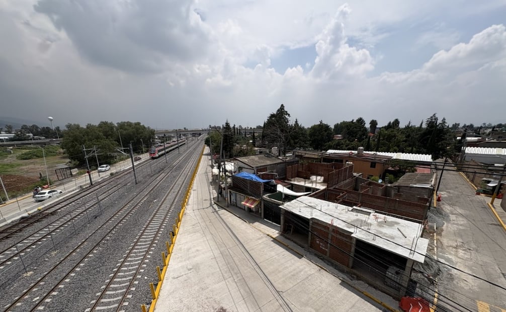 Habitantes de Santiago Teyahualco permitieron el libre paso en la estación del tren como medida de presión el pasado lunes. Foto Arturo Contreras / El Universal
