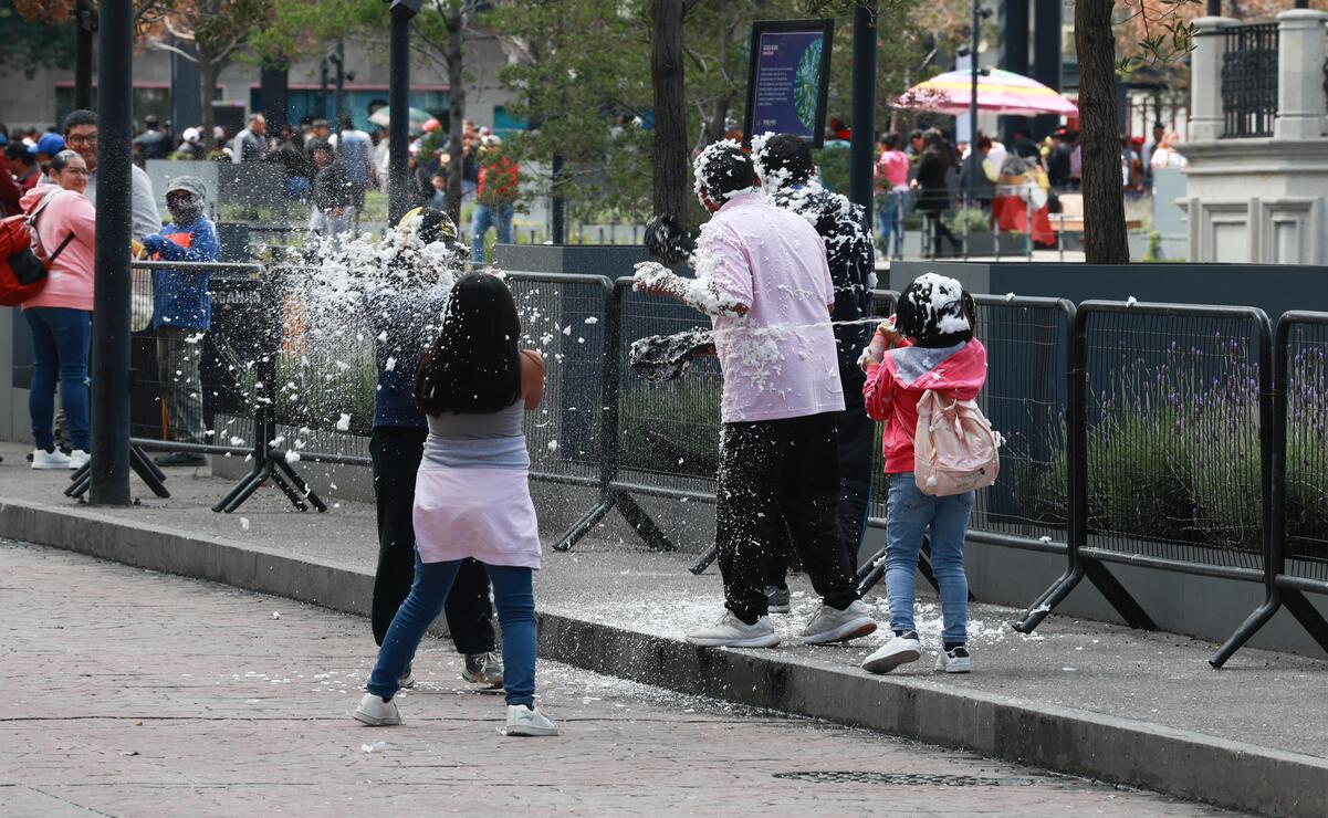 Batalla de espumas: Familias ignoran la prohibición del Ayuntamiento de Toluca