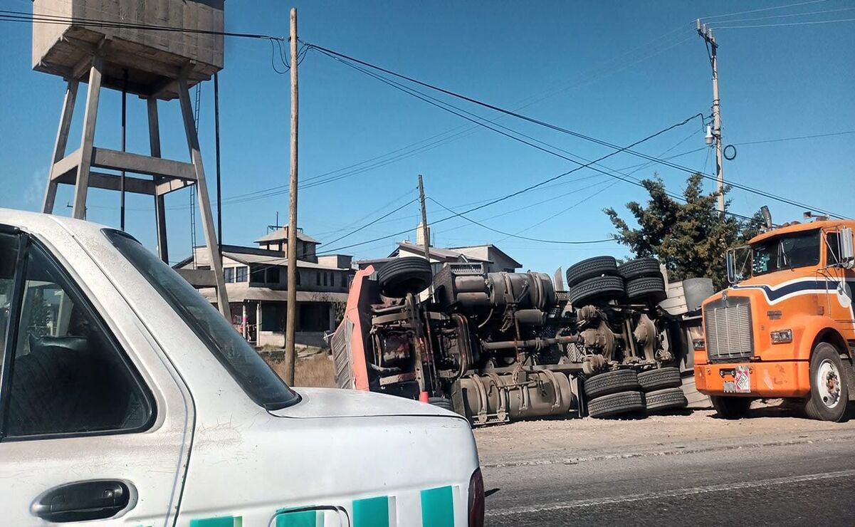 Otra pipa fue trasladada al lugar para vaciar el material inflamable y evitar posibles fugas. Foto: Especial