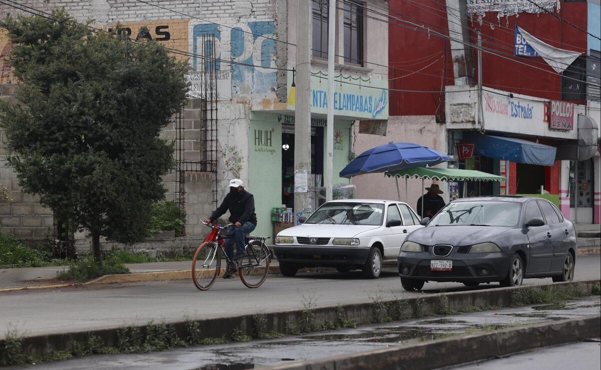 De acuerdo con los ciclistas, el comercio informal se ha convertido por años en su principal obstáculo ya que invaden en vías principales. Foto: Alejandro Vargas