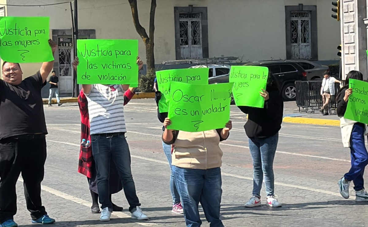 Policías de tránsito resguardan la intersección de la Avenida Benito Juárez durante la manifestación en Toluca / Foto: Especial