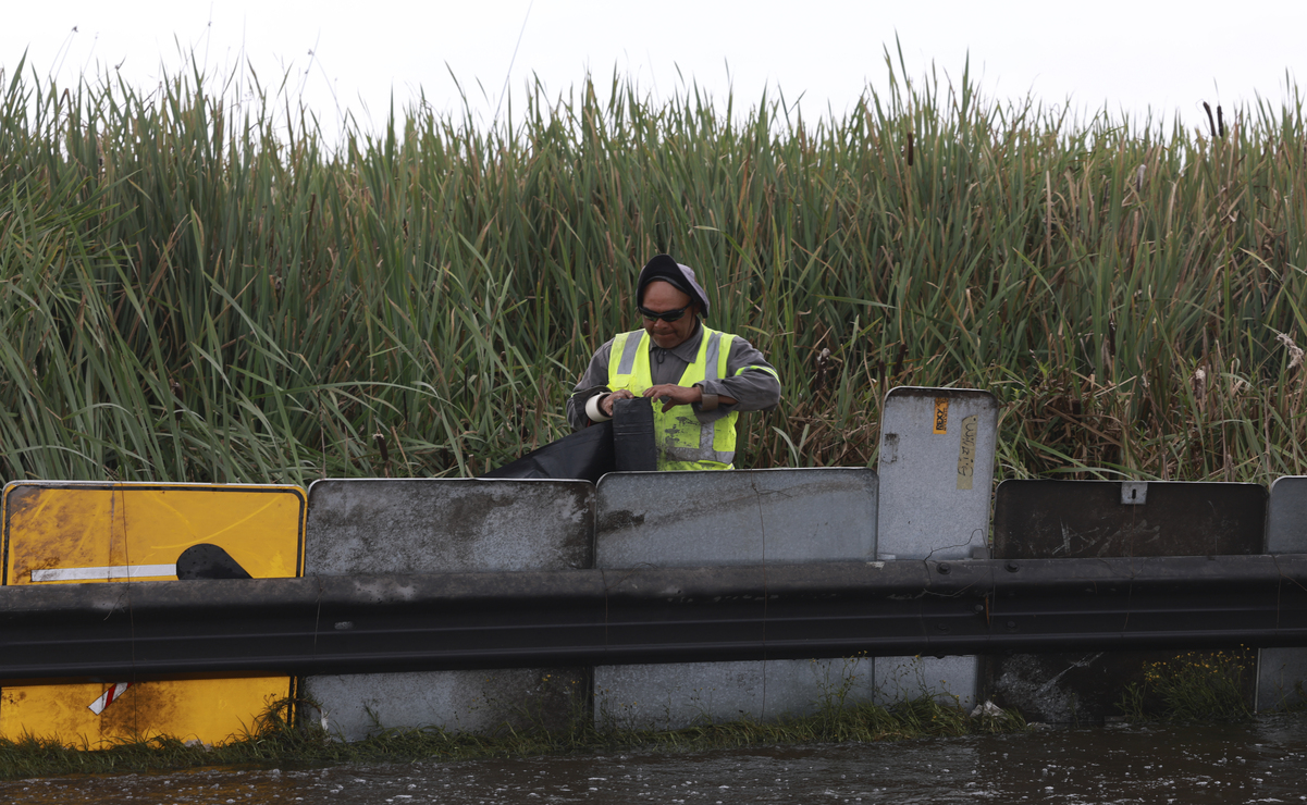 Han colocado una barrera con láminas y plástico negro, para evitar la filtración del agua proveniente de las ciénegas / Foto Alejandro Vargas
