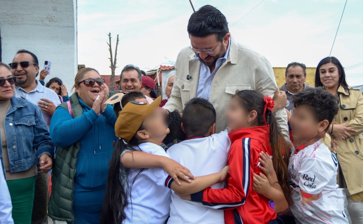 El alcalde Adolfo Solis Gómez supervisa los trabajos de rehabilitación en Geovillas-El Nevado, marcando el fin de años de abandono en este fraccionamiento de Toluca. Foto: Especial