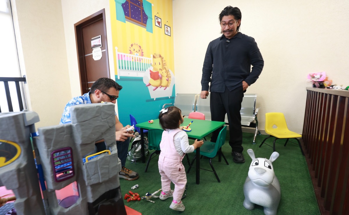 Ari, una niña de dos años, fue adoptada por la pareja / Foto: Alejandro Vargas