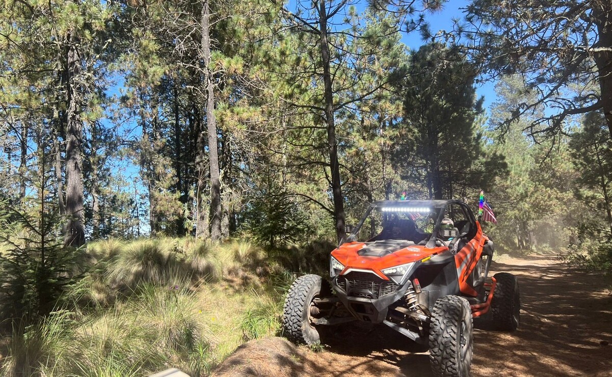 El RZR tiene controles adaptados para off-road, como modos de tracción y configuraciones de suspensión. Foto: Especial