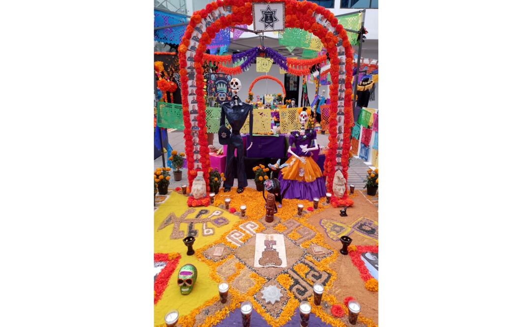 41 fotografías de policías municipales fallecidos conforman el altar de Día de Muertos. Foto: Rebeca Jiménez.