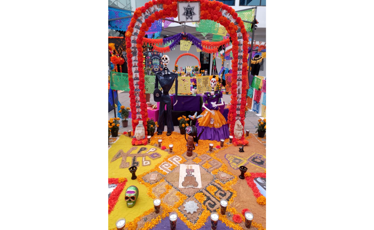 41 fotografías de policías municipales fallecidos conforman el altar de Día de Muertos. Foto: Rebeca Jiménez.