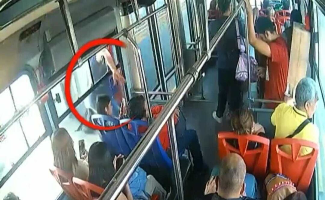 Un hombre aprovecha la distracción de una mujer que iba sentada dentro del Mexibús, arrebatándole el teléfono celular. Foto: Captura de pantalla