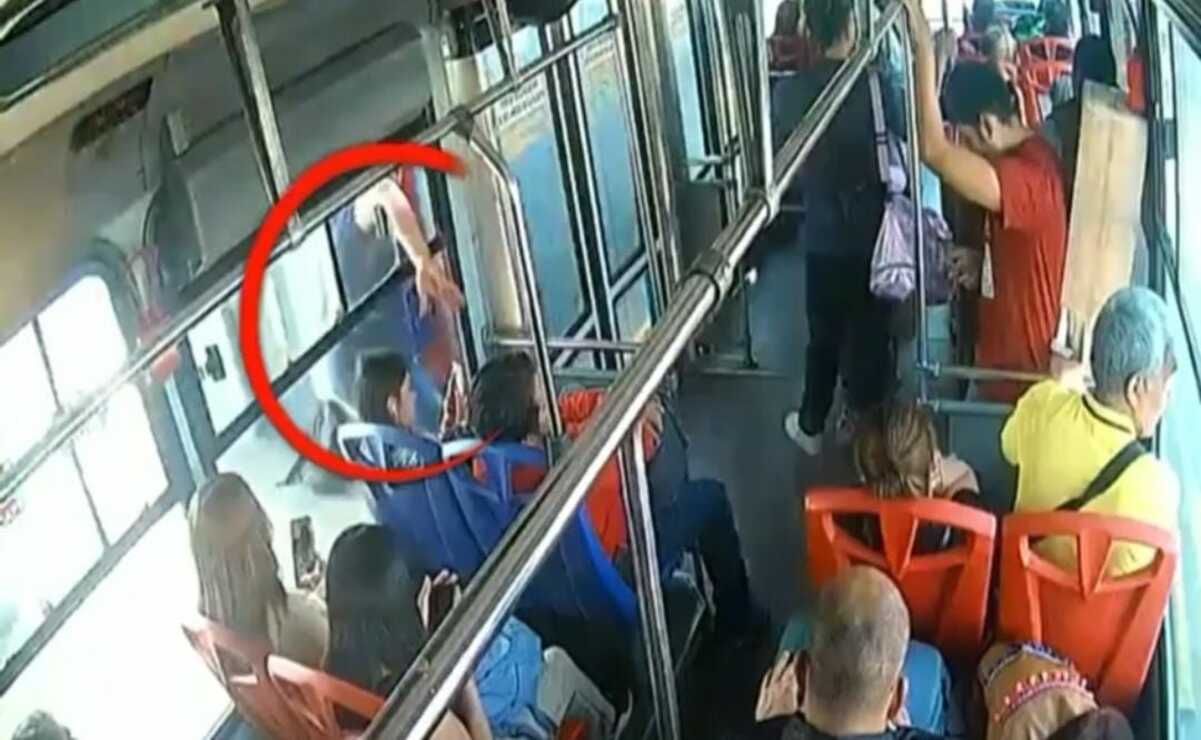 Video: Cámaras del Mexibús graban robos de celulares a pasajeros en Ecatepec