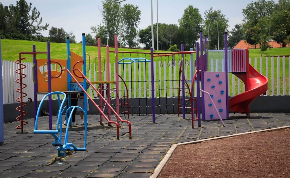 Una de las canchas deportivas rehabilitadas que pasó de ser de tierra a contar con pasto sintético para la niñez y juventud naucalpense. Foto Especial