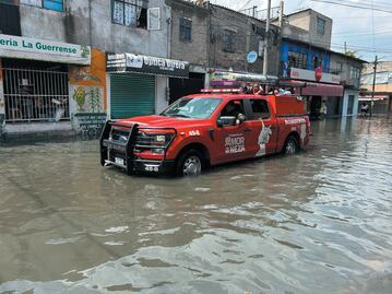 Colapsa drenaje por tromba, Nezahualcóyotl y Los Reyes La Paz amanecen bajo el agua 