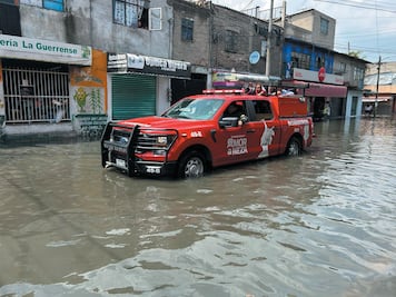 Colapsa drenaje por tromba, Nezahualcóyotl y Los Reyes La Paz amanecen bajo el agua