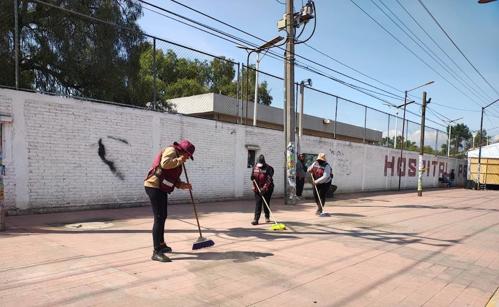 Trabajadores de ambas demarcaciones retiraron toneladas de basura, cascajo y maleza a lo largo de la franja del Eje 10 Sur. Foto Especial