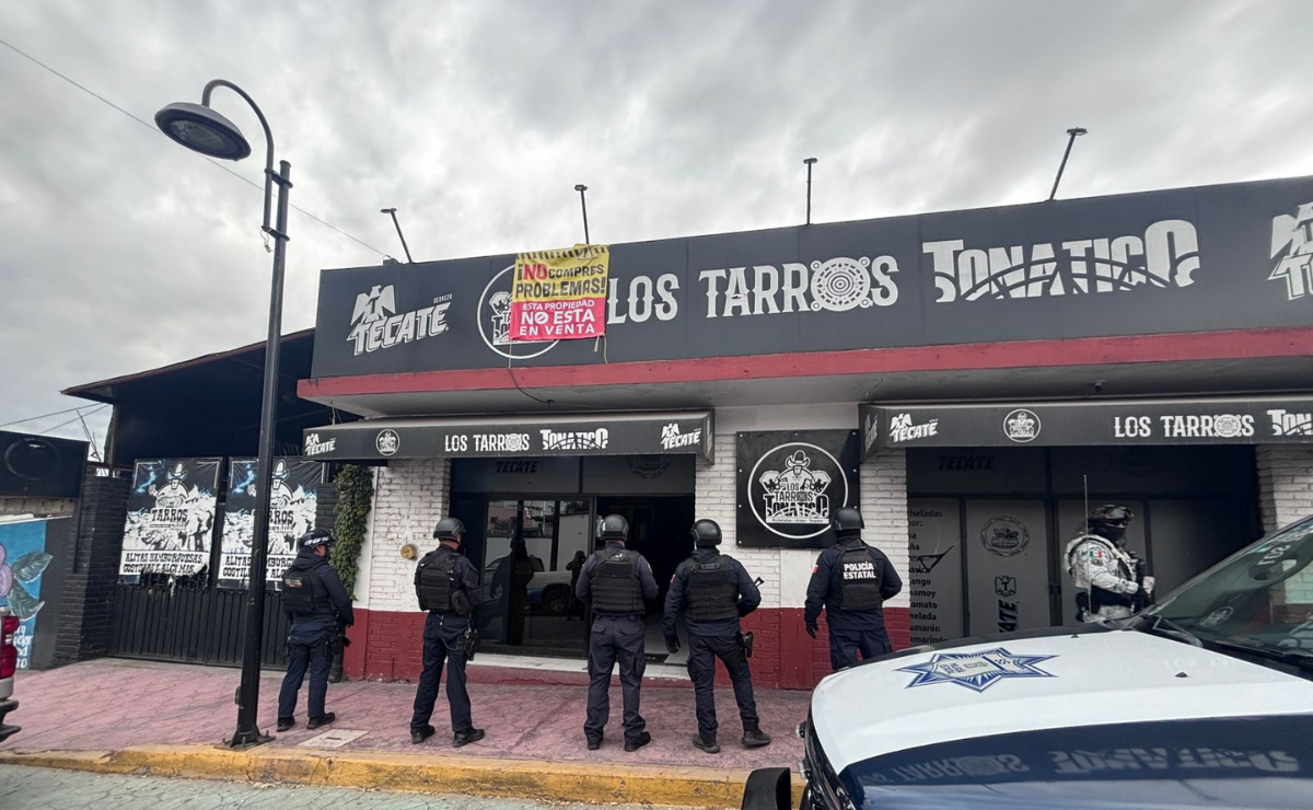 Operativo Atarraya: Agentes estatales inspeccionan un establecimiento durante un cateo. Foto: Especiales