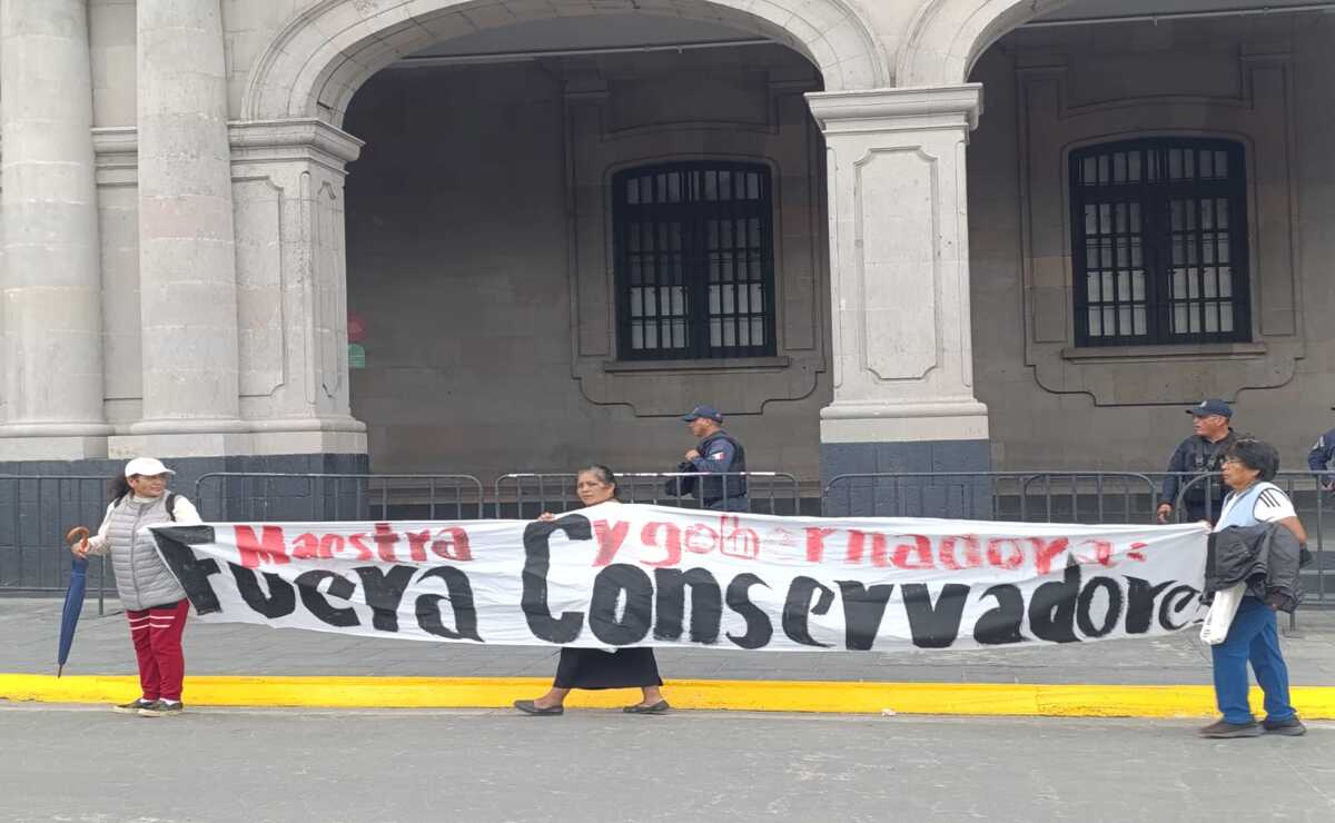 Manifestantes piden ser atendidos por el secretario general de gobierno, Horacio Duarte Olivares FOTO: Macrina Vázquez