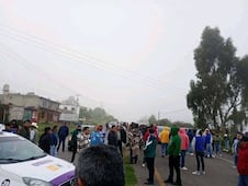 Caos vial: Taxistas bloquean la carretera Villa Victoria-El Oro; exigen repavimentación