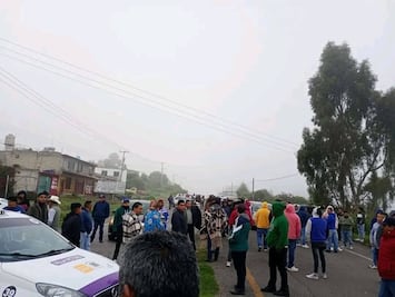 Caos vial: Taxistas bloquean la carretera Villa Victoria-El Oro; exigen repavimentación