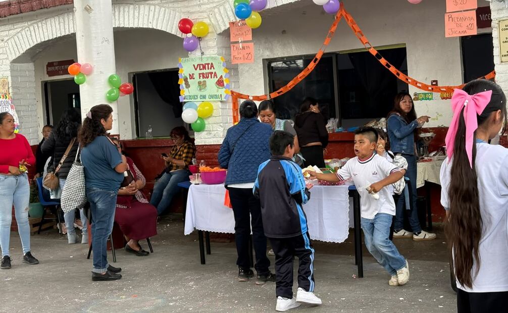 Padres de familia participaron en la kermés organizada para apoyar a estudiantes lesionados. Foto Arturo Contreras/ El Universal