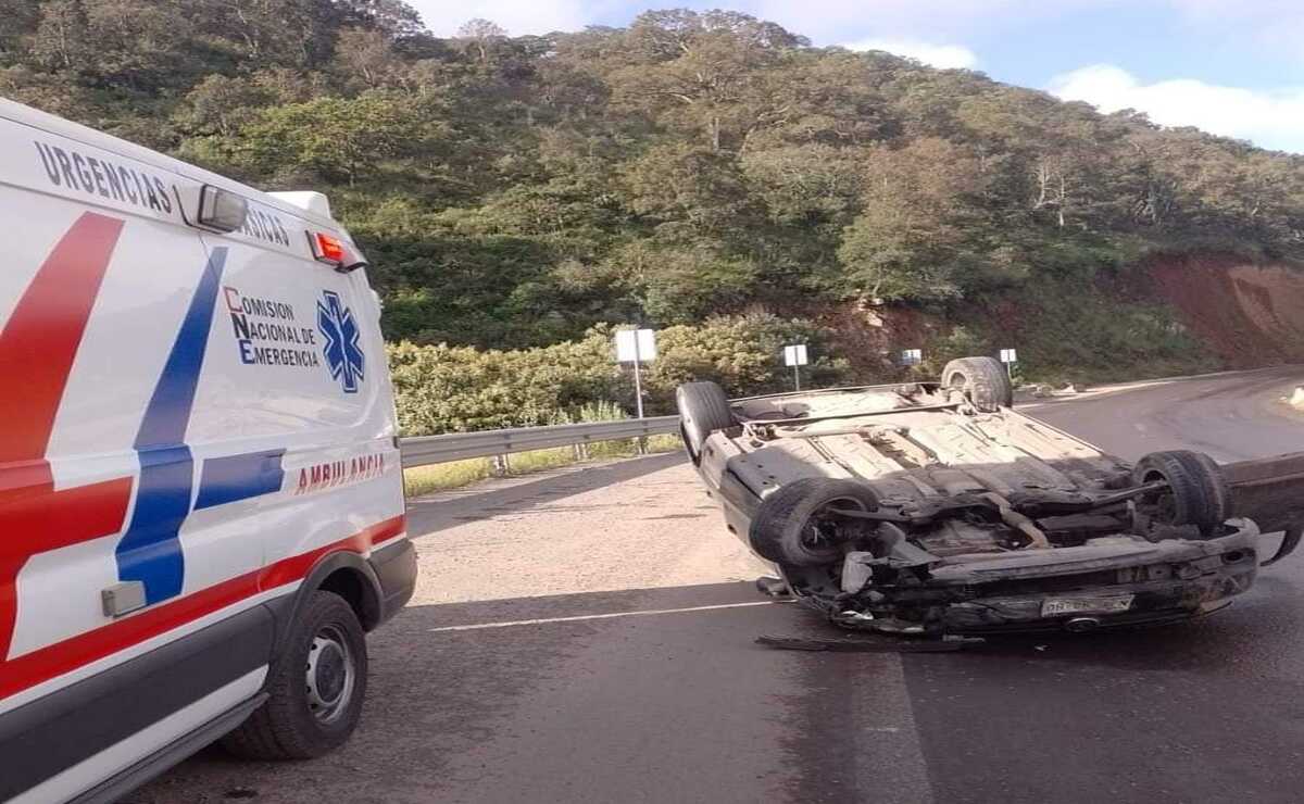 Dos personas resultaron heridas en el vuelco en la carretera Atlacomulco-Acambay. Foto: Especial.