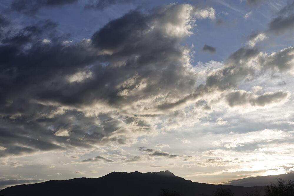 Cielos grises, temperatura agradable: Así pinta el día en Toluca. Foto Jorge Alvarado