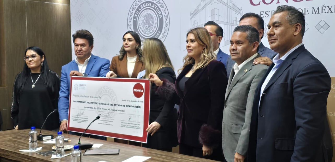 El presidente del voluntariado, Alfredo Jiménez García, recibió 5 mil cobijas, donadas por el Grupo Parlamentario de Morena, para distribuir a las familias que pernoctan afuera de hospitales. Foto Alma Rodríguez / El Universal