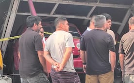 Automóvil se estrella contra panadería en Naucalpan; vecinos retienen a tripulantes