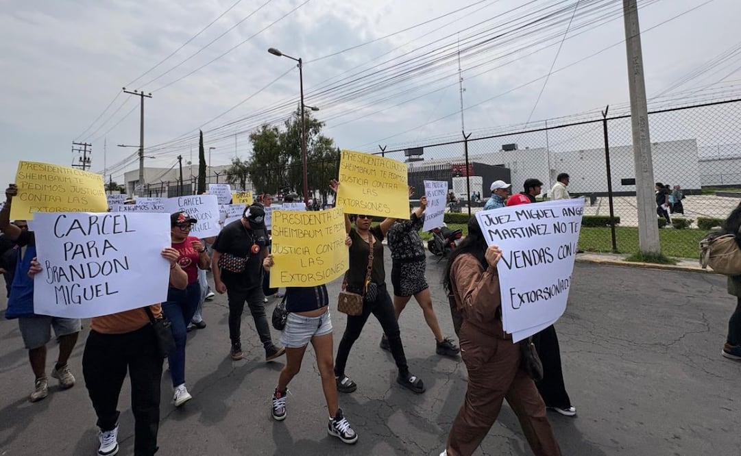 Con pancartas y consignas, los empresarios exigieron a la FGJEM una investigación transparente. Foto Especial