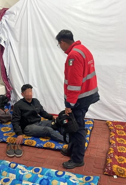 En tanto la Coordinación de Protección Civil y Bomberos mantiene recorridos en distintas zonas para identificar a personas en condición vulnerable e invitarlas a resguardarse en un espacio seguro, donde se les proporciona colchoneta, cobija, alimento y bebida caliente. Foto: especial