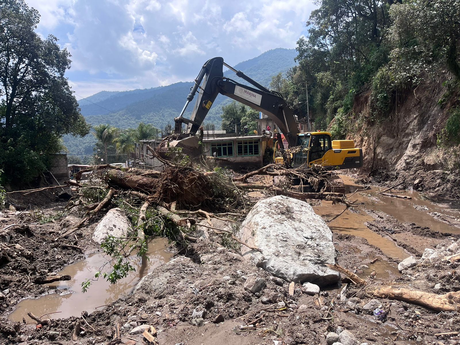 Continúa la emergencia por deslizamientos en Jilotzingo