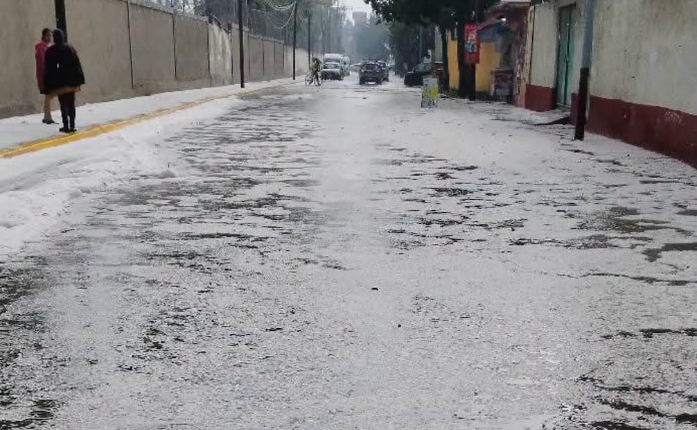 Automovilistas tuvieron que disminuir la velocidad debido al peligroso manto blanco en la zona oriente del Edomex. Foto Especial
