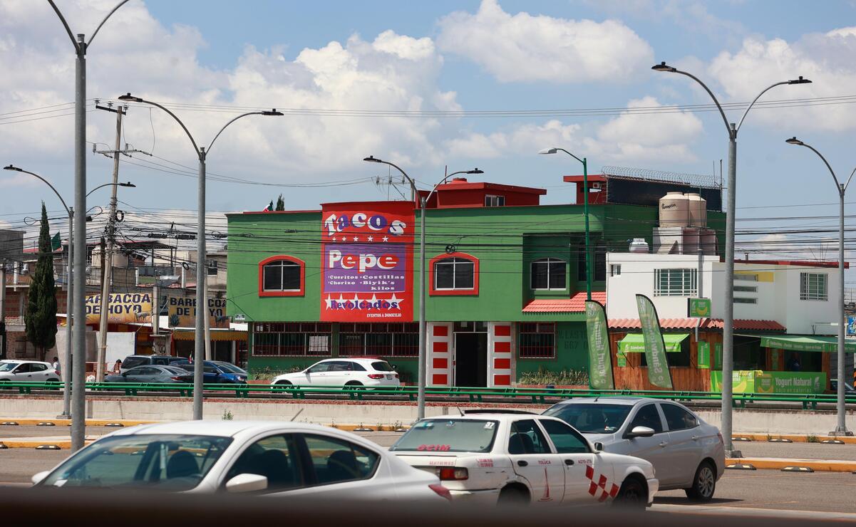 Establecimientos invaden las banquetas con productos o coches estacionados / Foto Alejandro Vargas