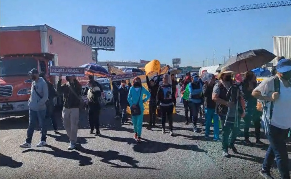 El grupo de aproximadamente 100 personas realizan bloqueos en ambos sentidos de la autopista México-Querétaro. Foto: Captura de pantalla