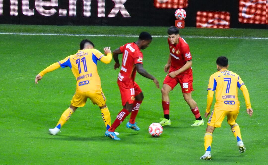 Los Diablos Rojos del Toluca pierden 3-4 contra Tigres en la Liga MX, después de ir ganando. Foto: Ivan Monroy
