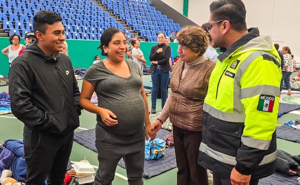 Personal especializado del Gobierno de México y del Estado de México labora en la reparación del ducto de gas natural afectado. Foto Especial