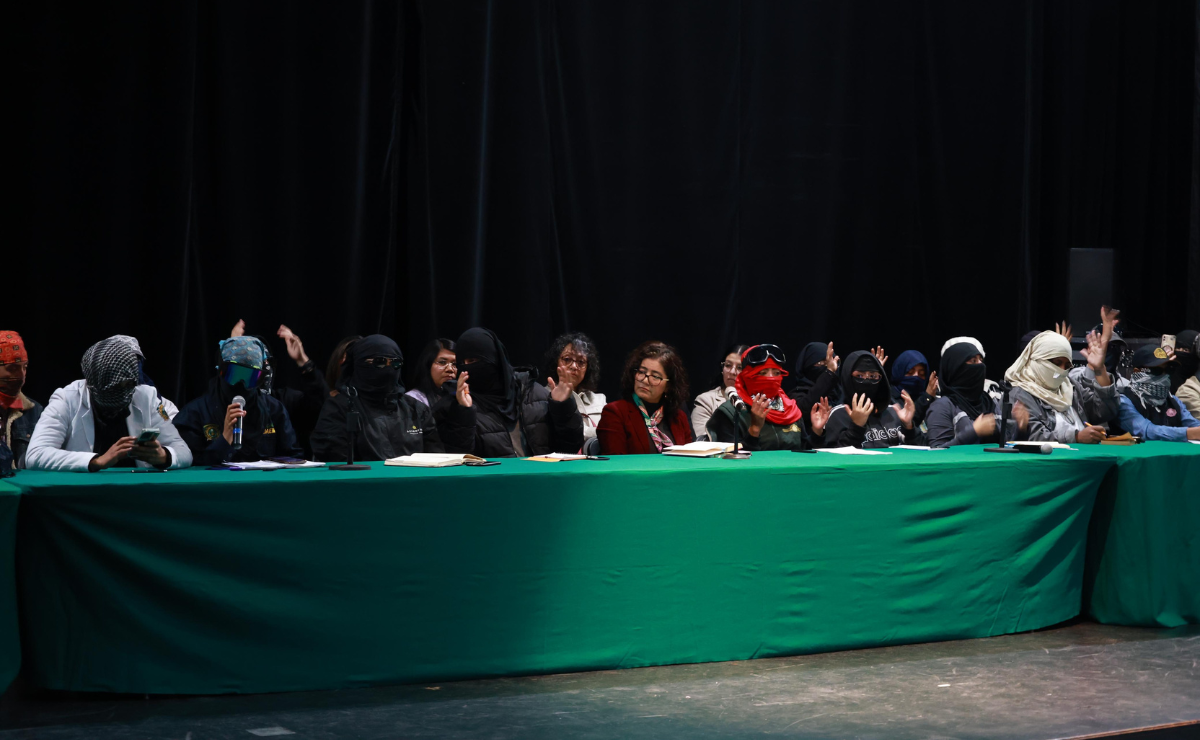El diálogo entre la rectora y los estudiantes de la UAEMéx se enfoca en terminar el paro y negociar el calendario. Foto: Alejandro Vargas