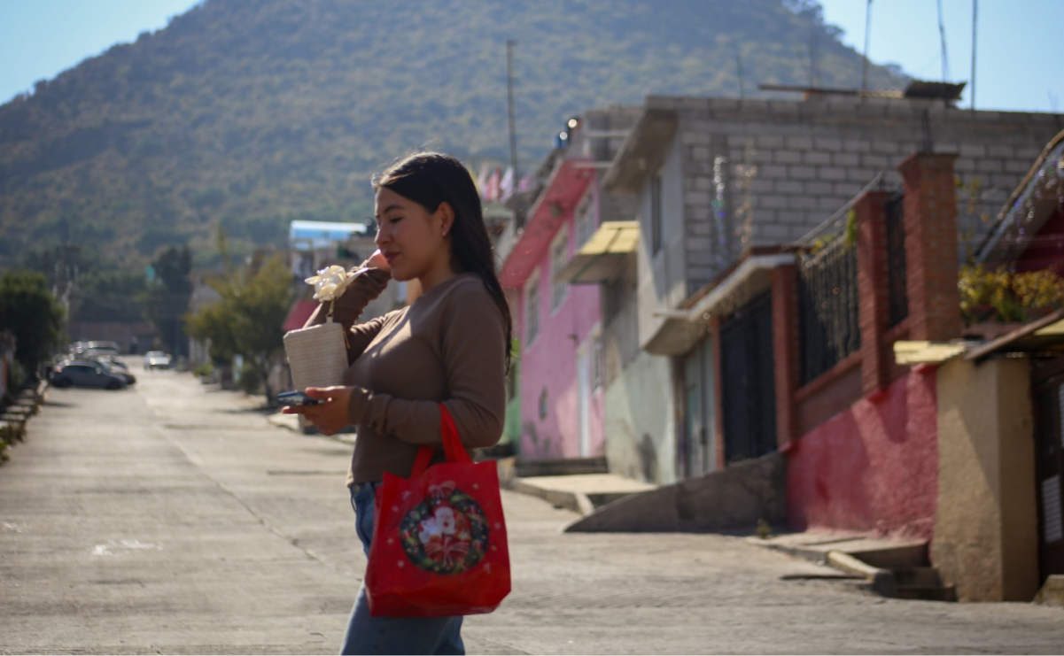 Una alumna de la Uaemex muestra la ruta que debe recorrer a pie para llegar a su plantel en la colonia Tierra Blanca, en Ecatepec / Foto: Luis Camacho
