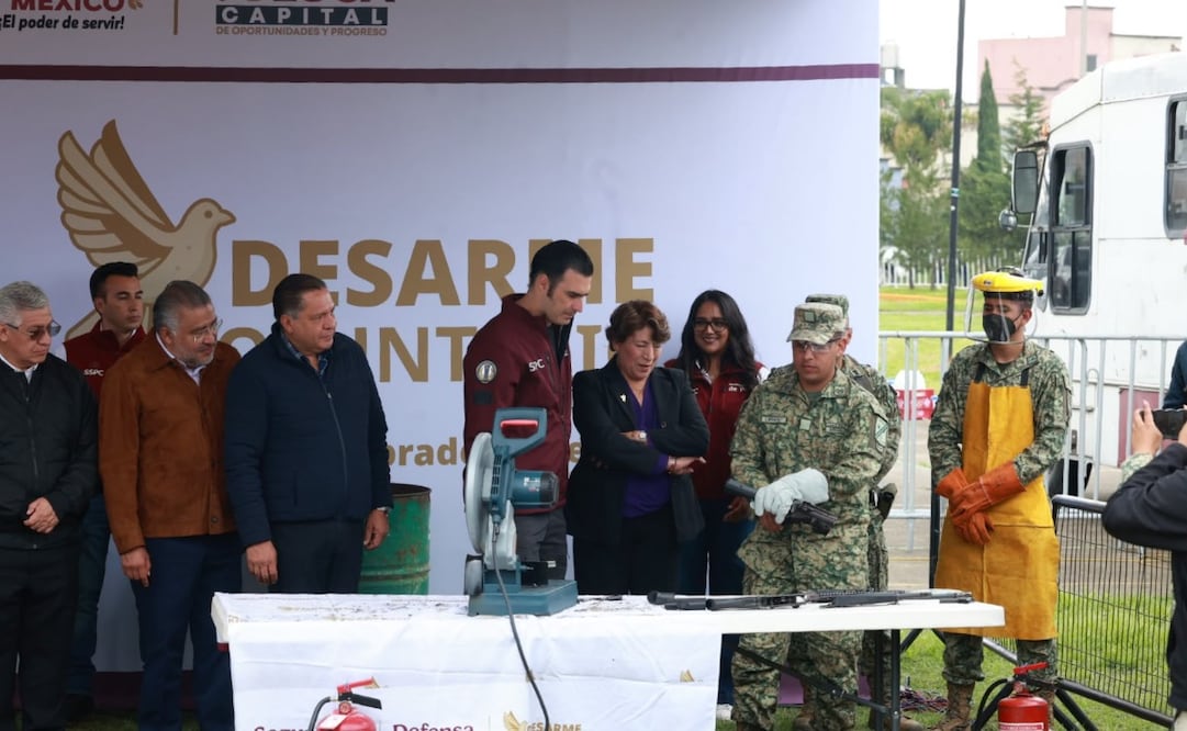 El programa promueve el intercambio anónimo de armas y juguetes bélicos para construir entornos más seguros en el Edomex. Foto Alejandro Vargas / El Universal