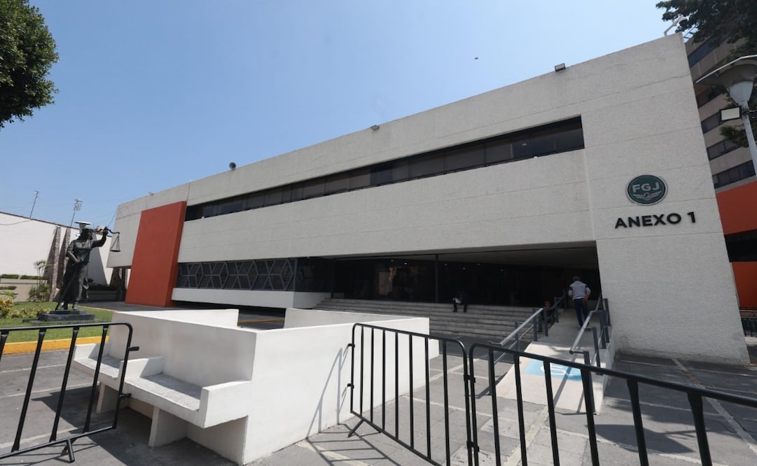 Elementos periciales de la FGJEM acudieron a la delegación de San Pedro Totoltepec, en Toluca, donde vecinos reportaron el hallazgo de un feto en la vía pública. Foto Alejandro Vargas / El Universal