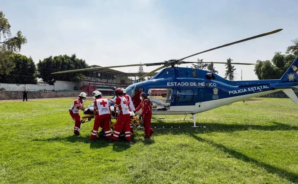 Paramédicos y personal médico coordinan el descenso y la transferencia segura de la paciente en la unidad deportiva de Cuautitlán. Foto Especial