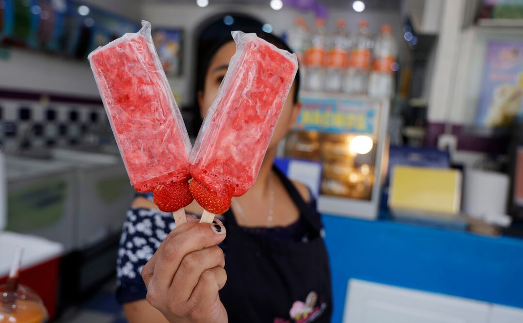 Los toluqueños se refrescan con paletas de limón, mango y nanche ante la ola de calor, aumentando las ventas en la ciudad. Foto: Arturo Hernández
