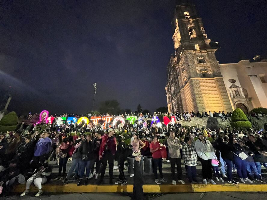 Algunos de los espectadores se concentraron en el centro de Tepotzotlán. Foto Arturo Contreras