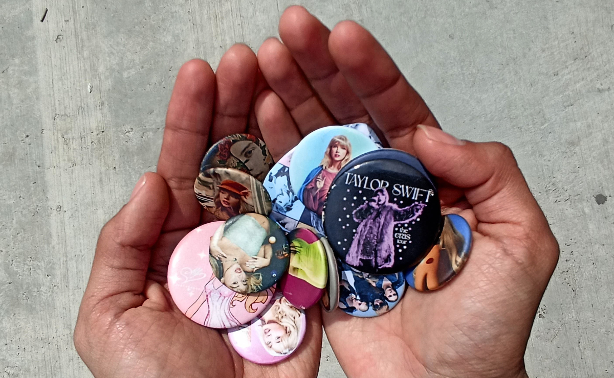 Jóvenes de la generación Z en Toluca personalizan sus mochilas con pines que expresan sus gustos e intereses. Foto: Especial