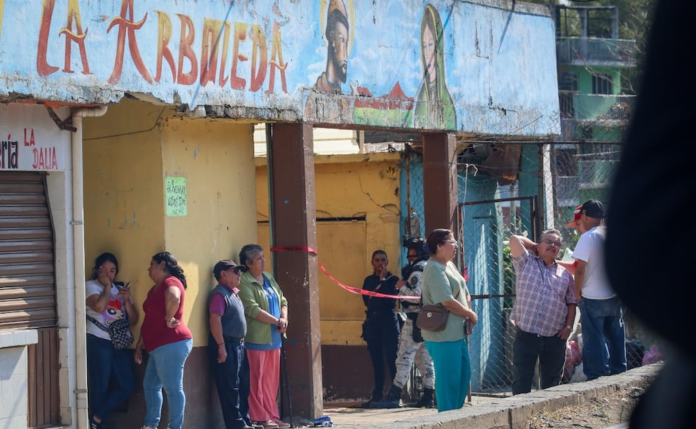 Habitantes de la colonia Estado de México observaron con asombro la fuerte movilización policiaca tras el ataque directo. Foto Especial